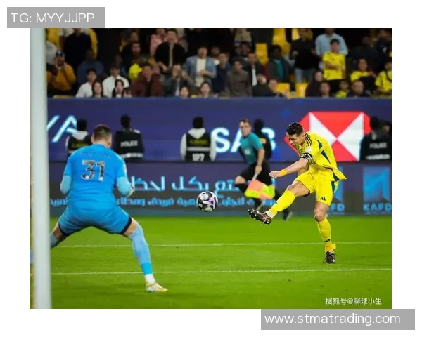 足球巨星化身平凡路人街头日常瞬间引发热议