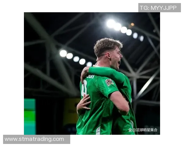 足球明星场上抓衣服瞬间引发热议 揭秘背后的情感与比赛心态