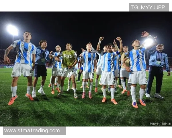 足球球星纷纷祈祷迎接新赛季展现最佳状态与团队协作