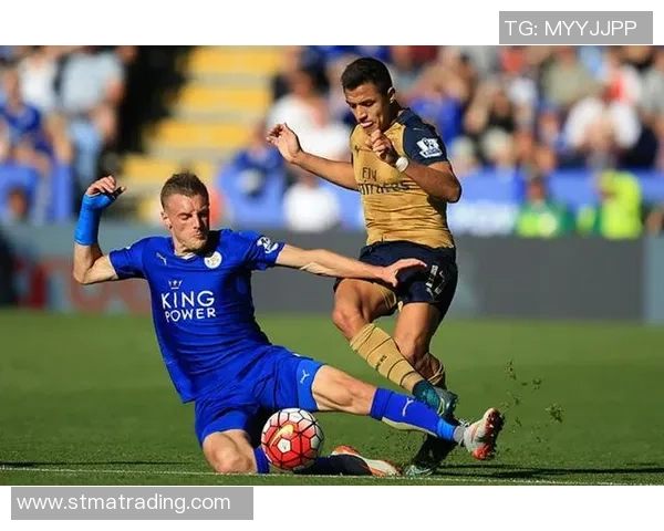 足球场上散步的球星高清图片展现悠闲时刻与足球魅力